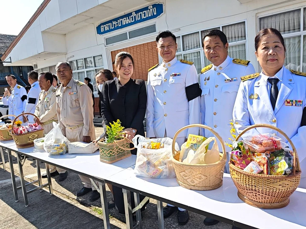 ร่วมพิธีวางพวงมาลา และทำบุญตักบาตรถวายพระราชกุศล เนื่องในวันนวมินทรมหาราช ประจำปี 2569